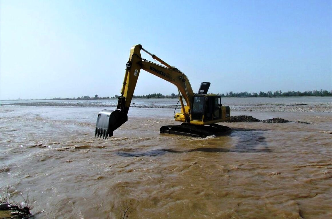 ساماندهی و تجهیز ماشین آلات معدنی برای مقابله با سیلاب در سطح استان سمنان